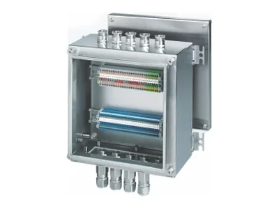 Universal terminal box with rows of terminals and cable glands